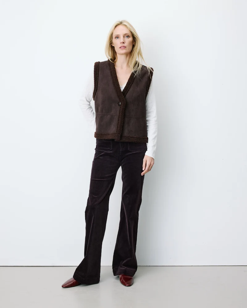 Veste sans manches en fausse shearling col V chocolat Anya