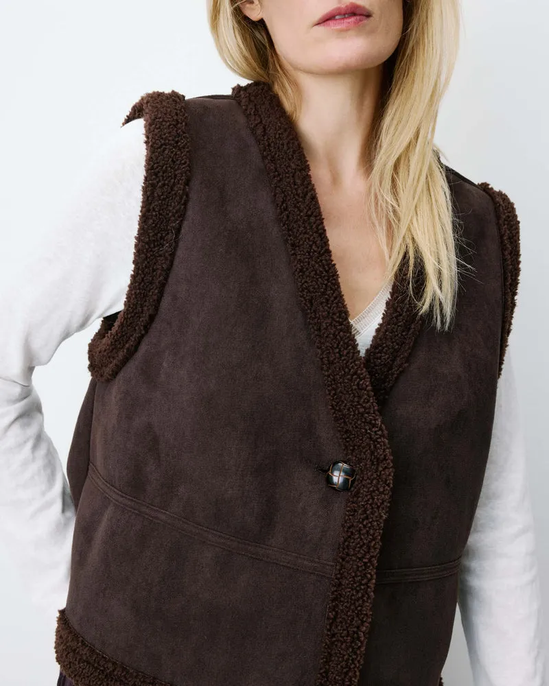 Veste sans manches en fausse shearling col V chocolat Anya
