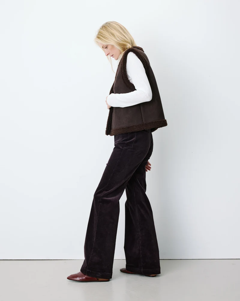 Veste sans manches en fausse shearling col V chocolat Anya