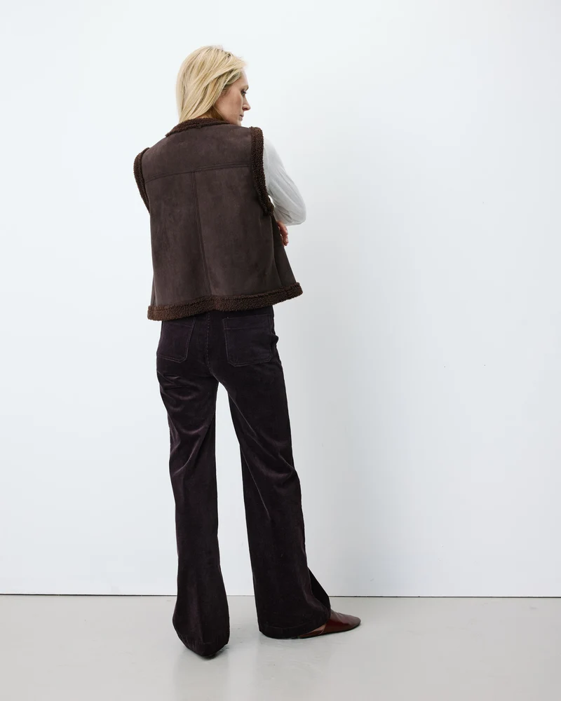 Veste sans manches en fausse shearling col V chocolat Anya