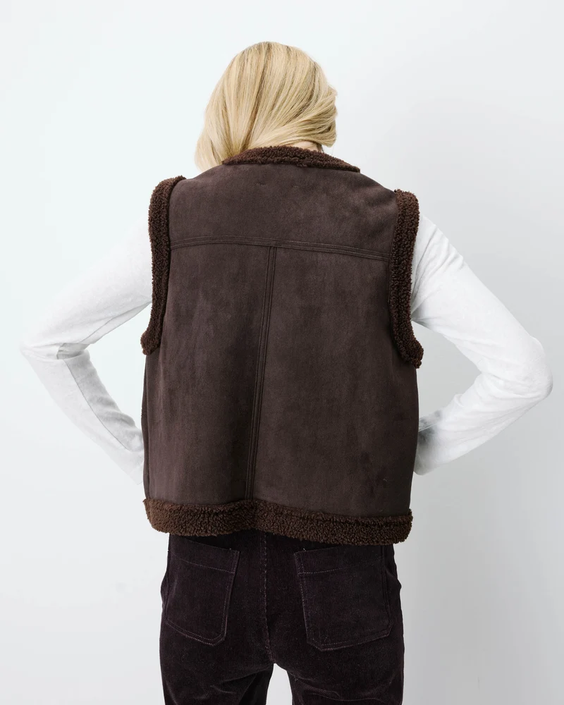 Veste sans manches en fausse shearling col V chocolat Anya
