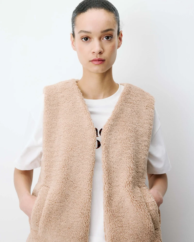 Veste sans manches en fausse shearling beige Avery