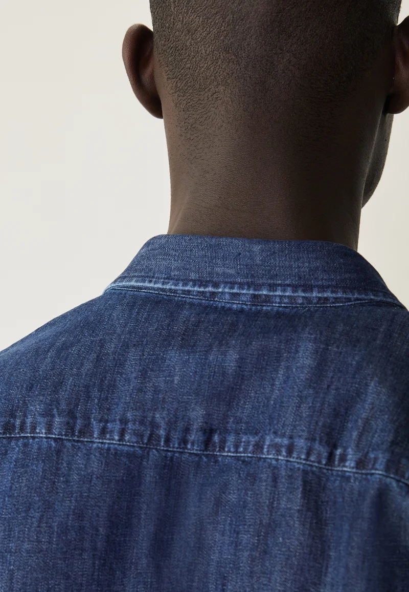 La chemise en jean