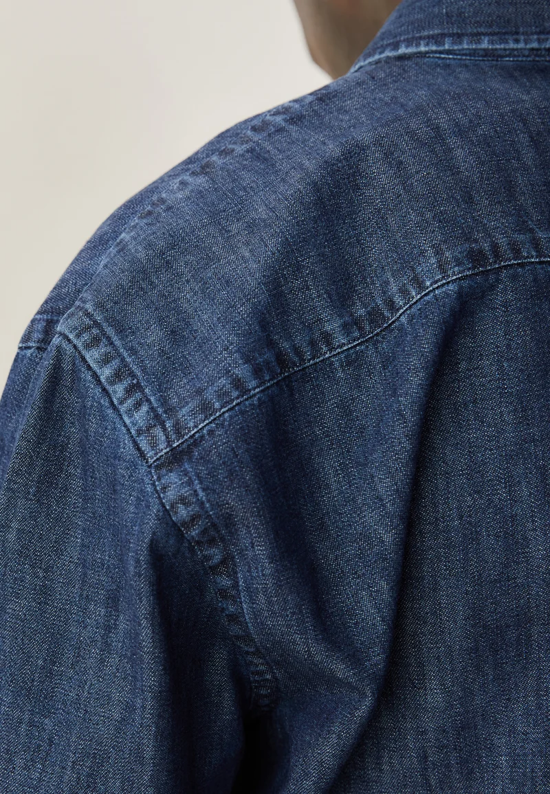 La chemise en jean