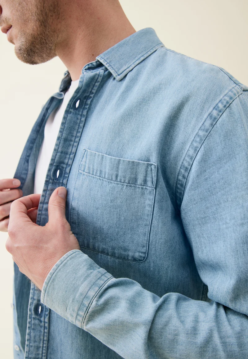 La chemise en jean