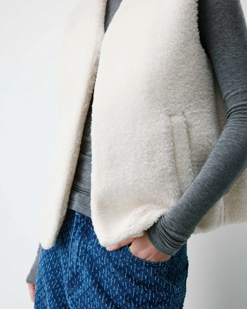Veste sans manches en fausse shearling ecru Avery