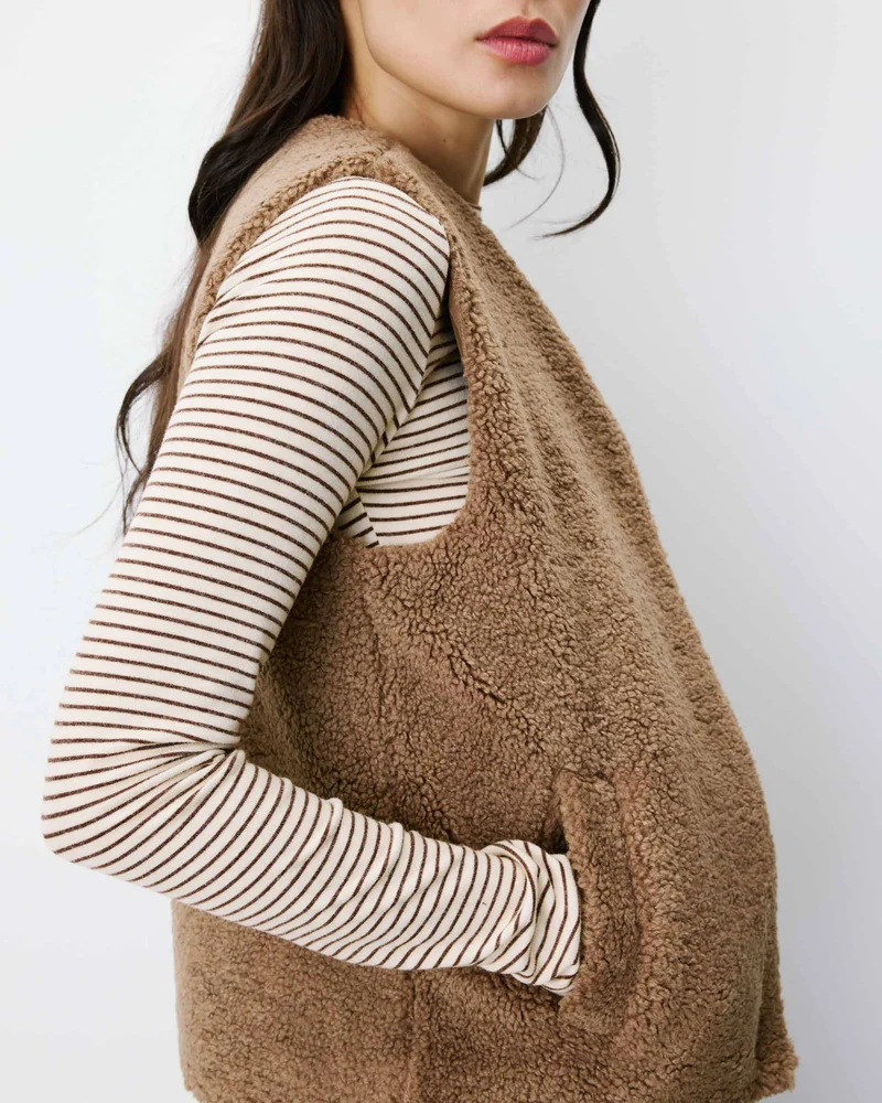 Veste sans manches en fausse shearling taupe Avery