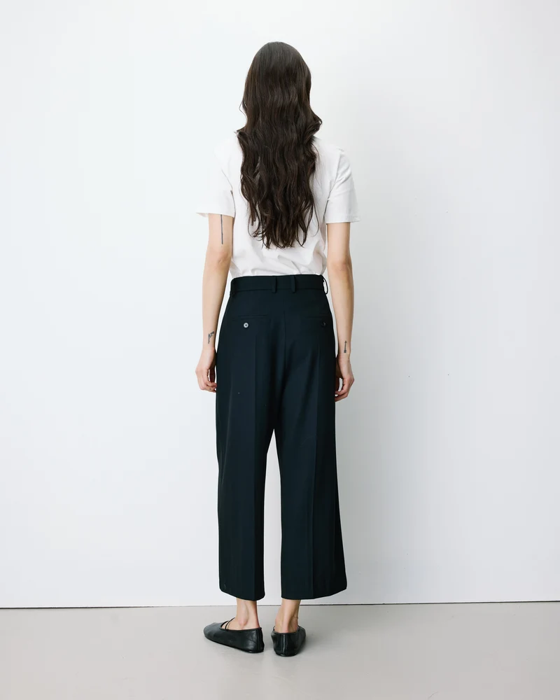 Pantalon tailleur court large à plis marine Atlantis