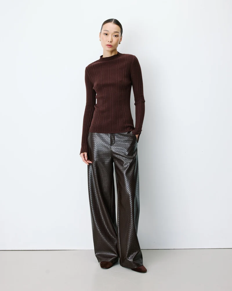 Pull maille fine près du corps col montant chocolat Aloe