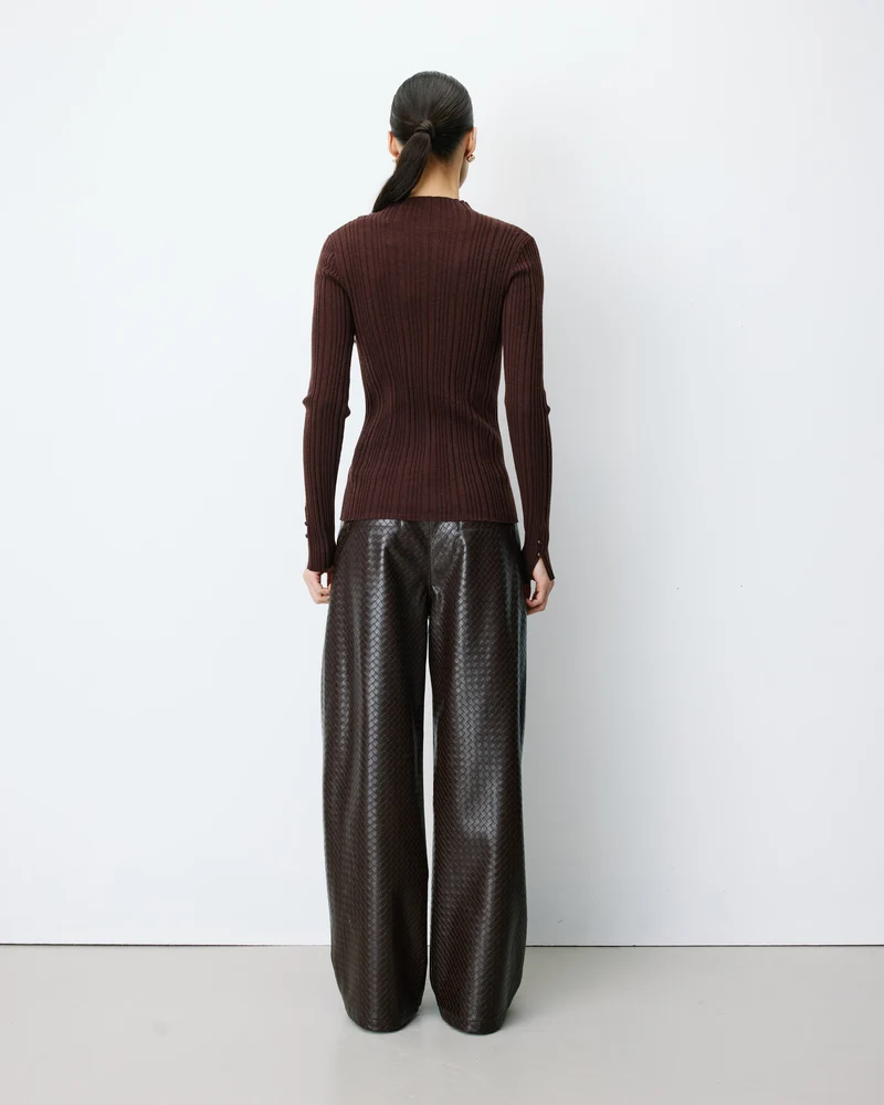 Pull maille fine près du corps col montant chocolat Aloe