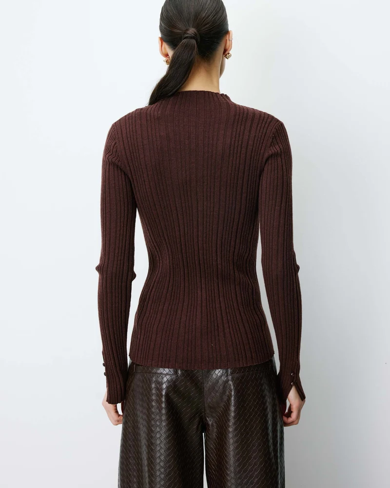 Pull maille fine près du corps col montant chocolat Aloe
