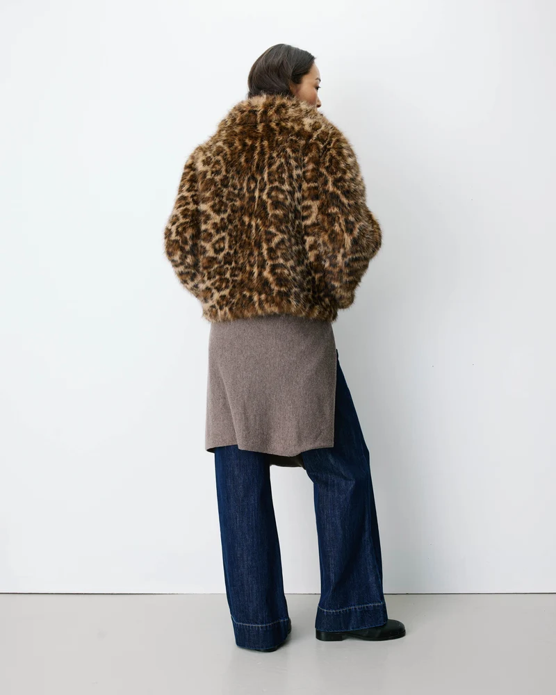 Manteau fausse fourrure court à motif leo Alva