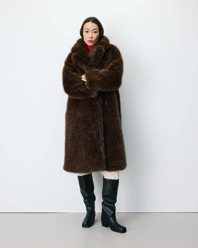 Manteau long oversize en fausse fourrure chocolat Alara