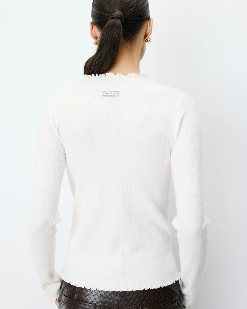 Pull ajusté en maille fine col montant ivoire Alino
