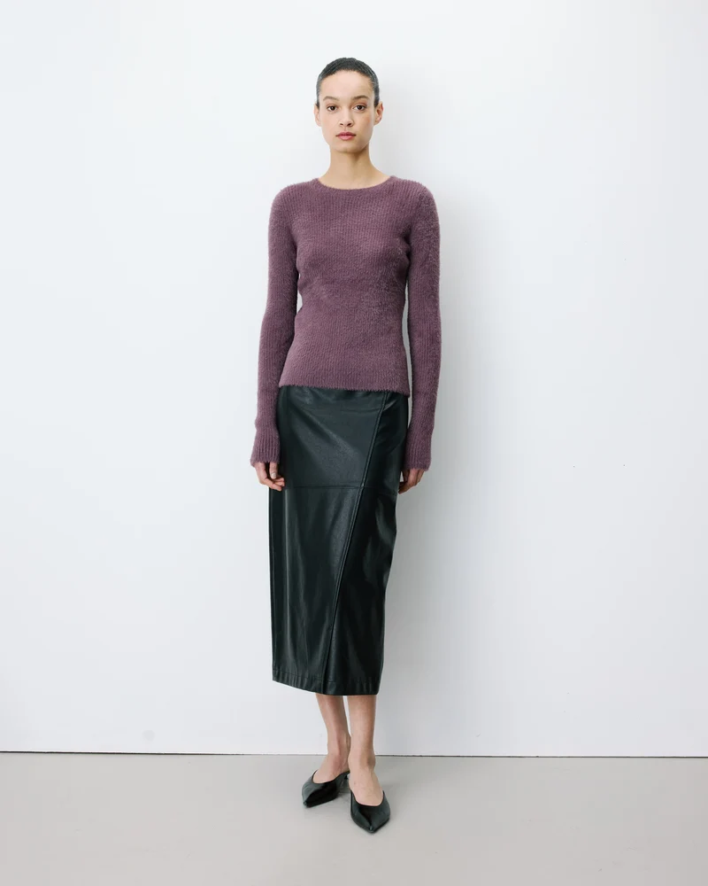 Pull doux près du corps col rond aubergine Auryn