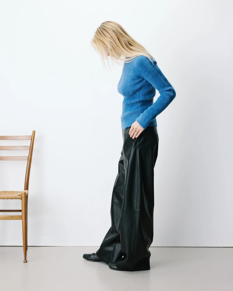 Pull doux près du corps col rond bleuet Auryn
