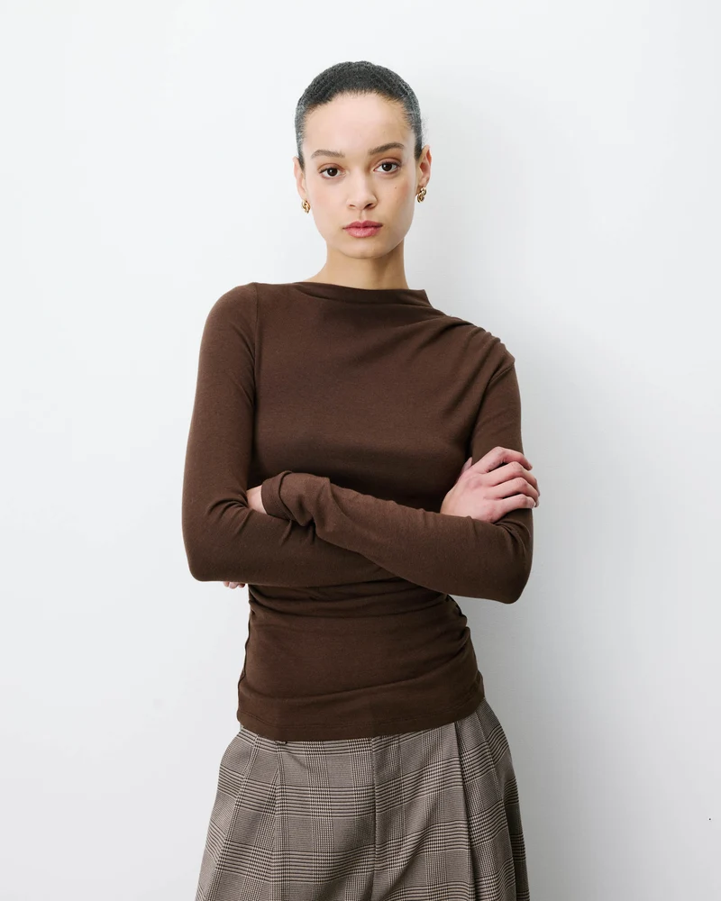 Top drapé asymétrique manches longues chocolat Aurygny