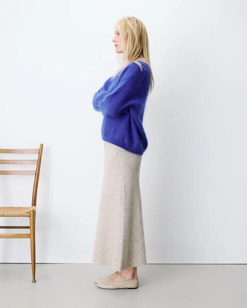 Pull large doux en mohair mélangé col V cobalt Adorable