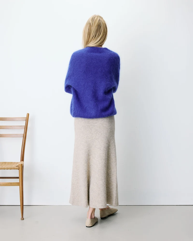 Pull large doux en mohair mélangé col V cobalt Adorable