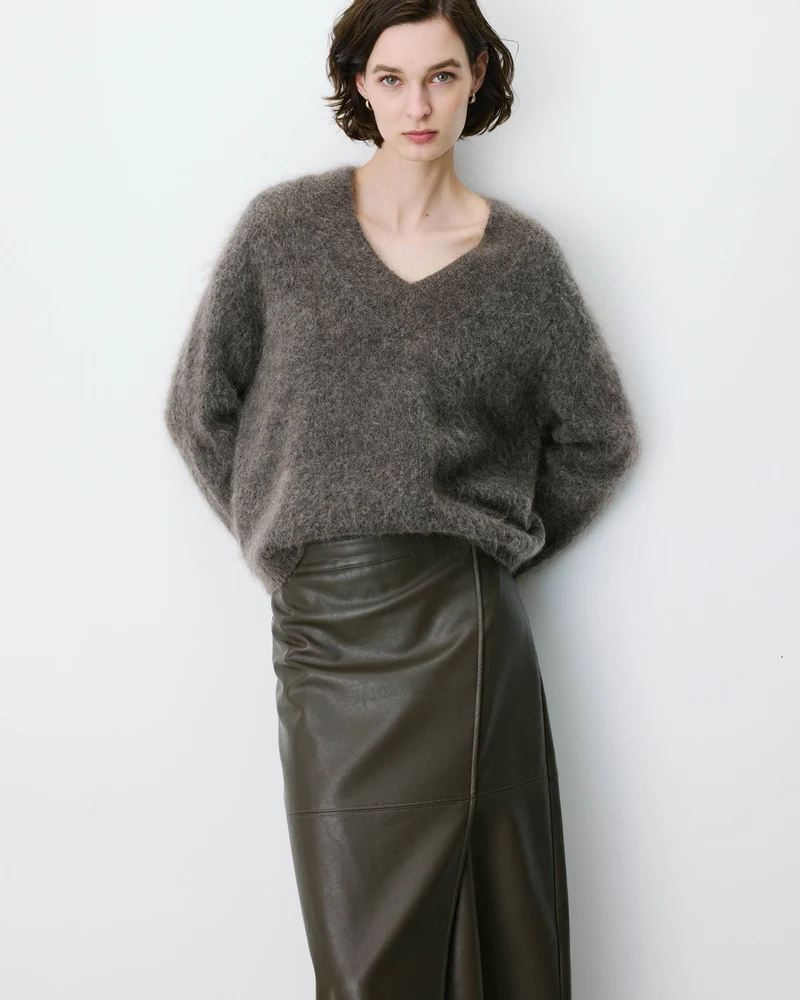 Pull large doux en mohair mélangé col V taupe Adorable