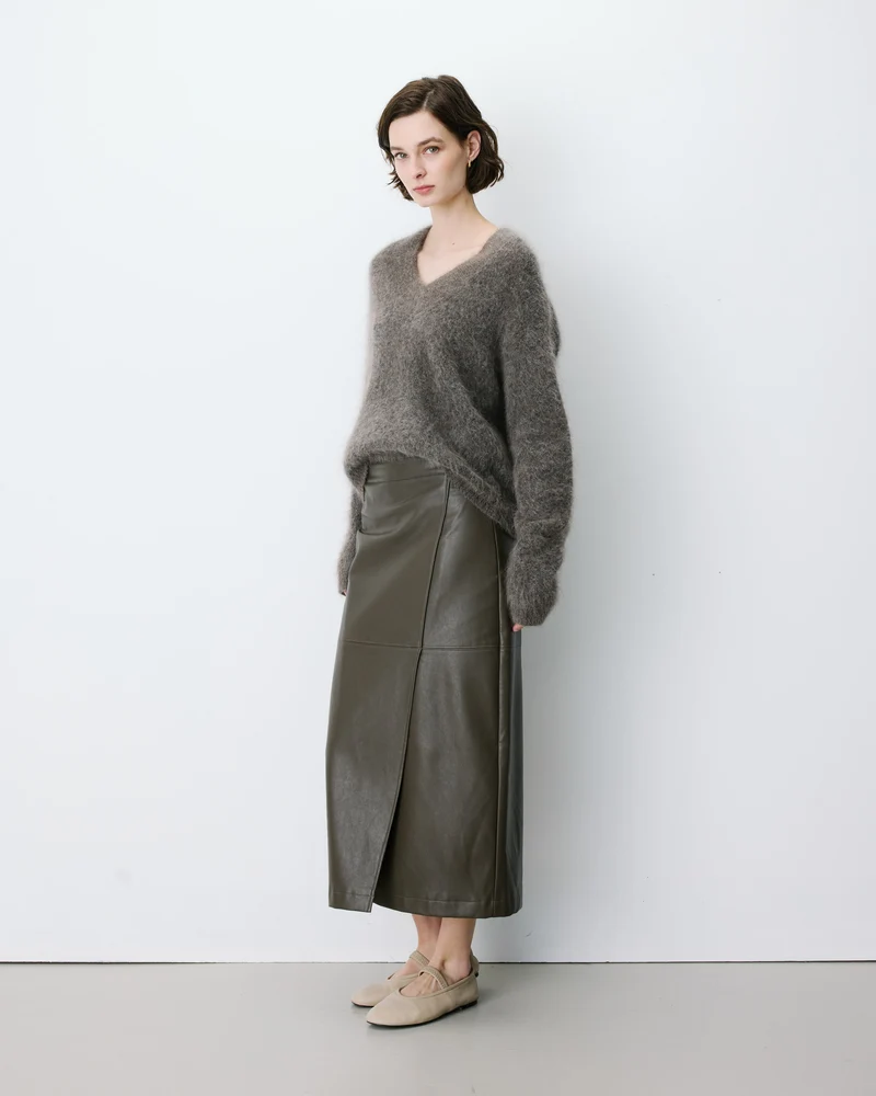 Pull large doux en mohair mélangé col V taupe Adorable