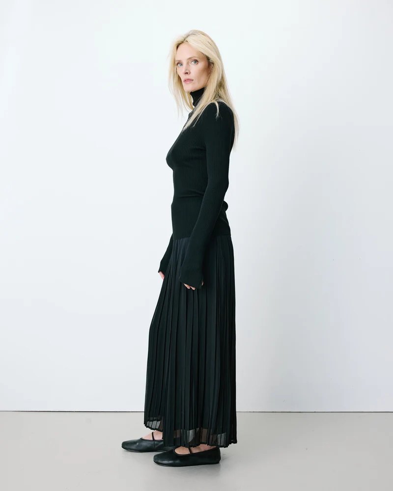 Pull col roulé ajusté en maille fine noir Alfred