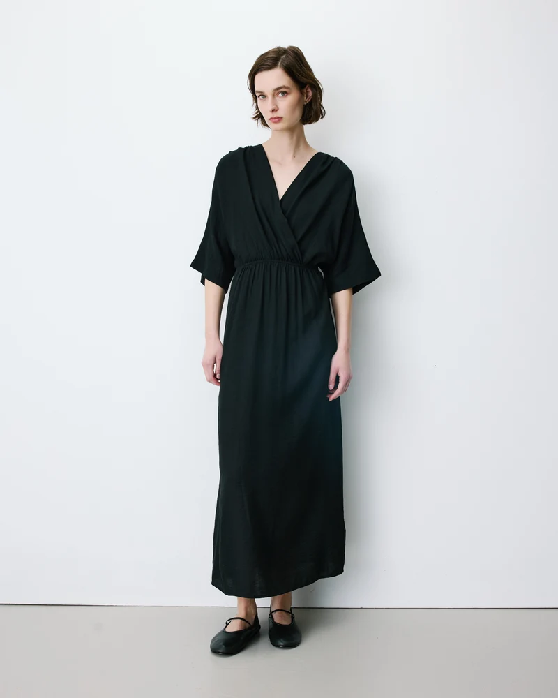 Robe longue évasée col V croisé noir Amelia