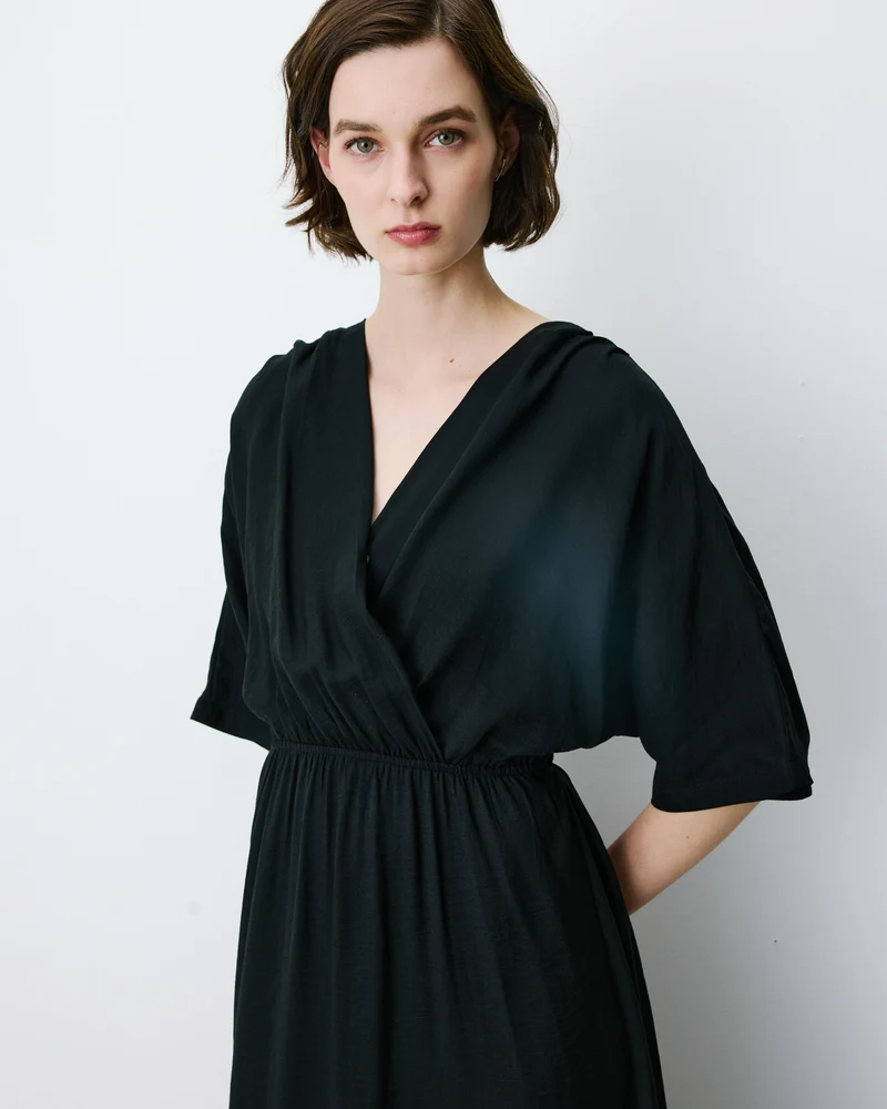 Robe longue évasée col V croisé noir Amelia