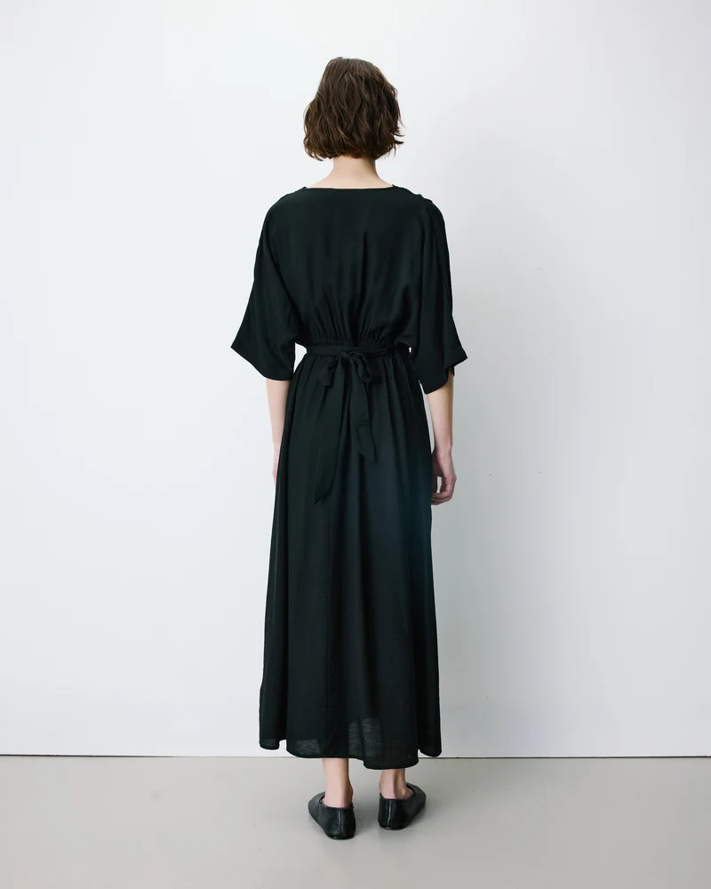 Robe longue évasée col V croisé noir Amelia