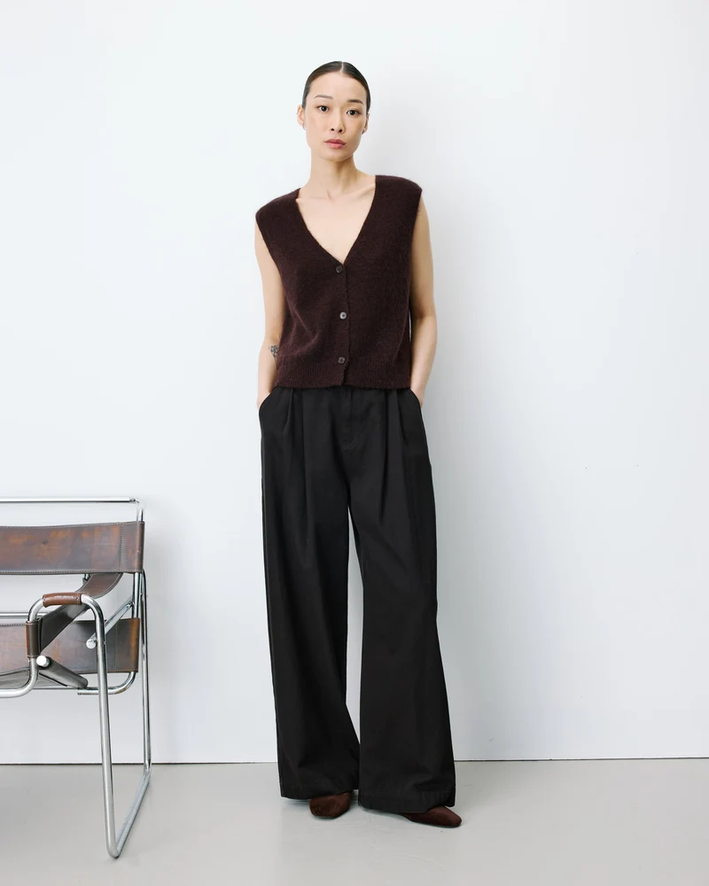 Cardigan sans manches boutonné col V chocolat Nars