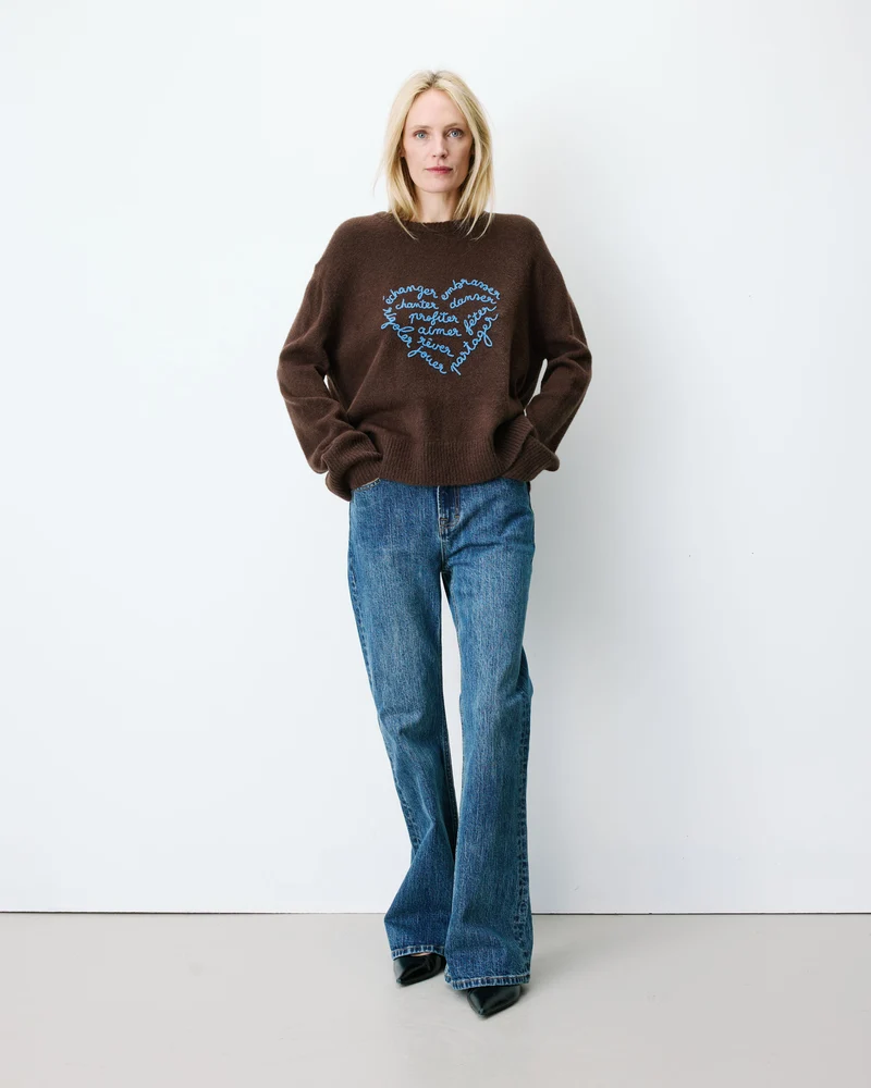 Pull droit col rond à inscription brodée chocolat Aubin