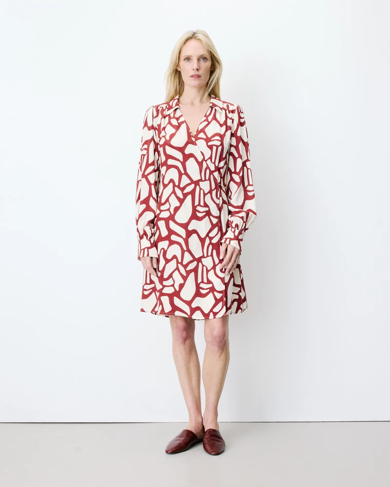 Robe courte portefeuille à motif terracotta Anika