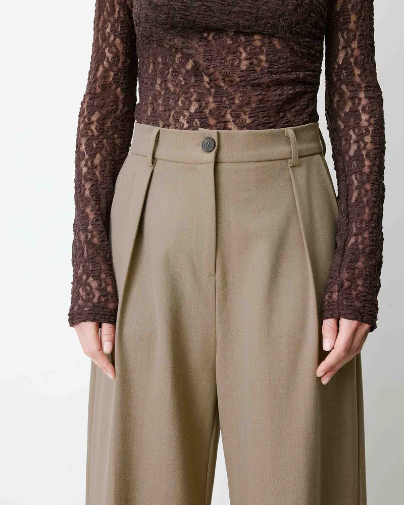 Pantalon tailleur court large à plis beige Atlantis