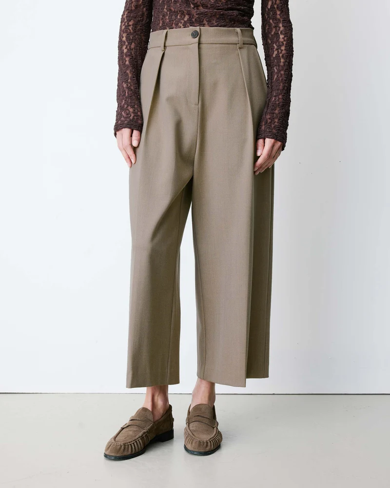 Pantalon tailleur court large à plis beige Atlantis