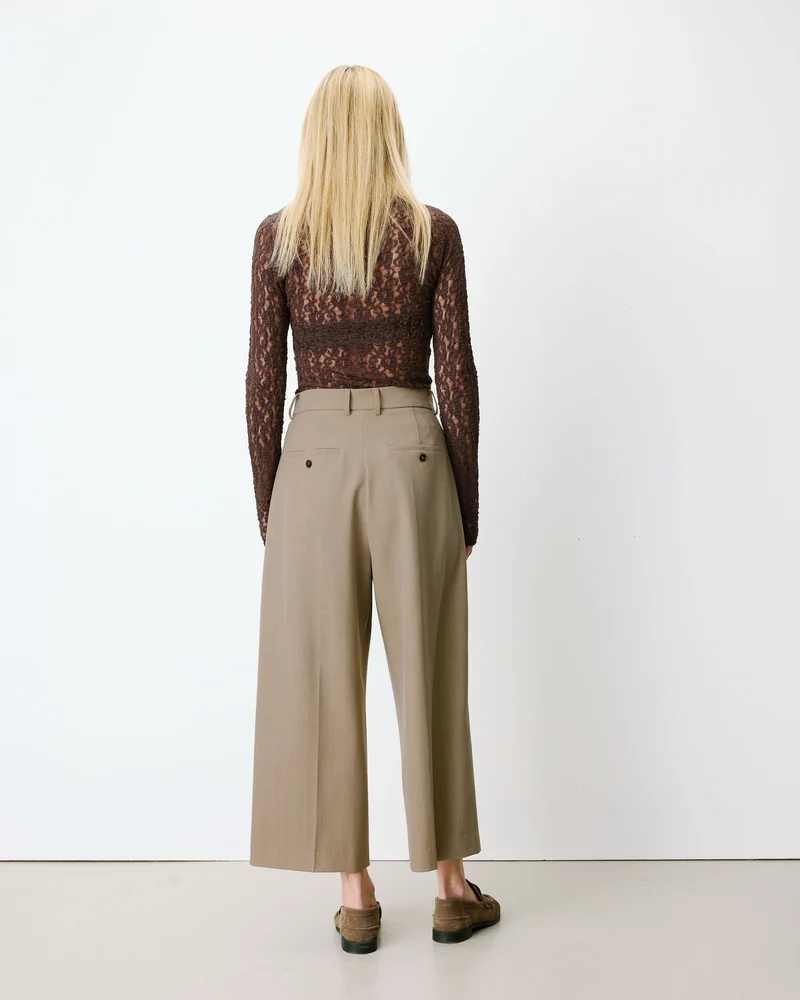 Pantalon tailleur court large à plis beige Atlantis