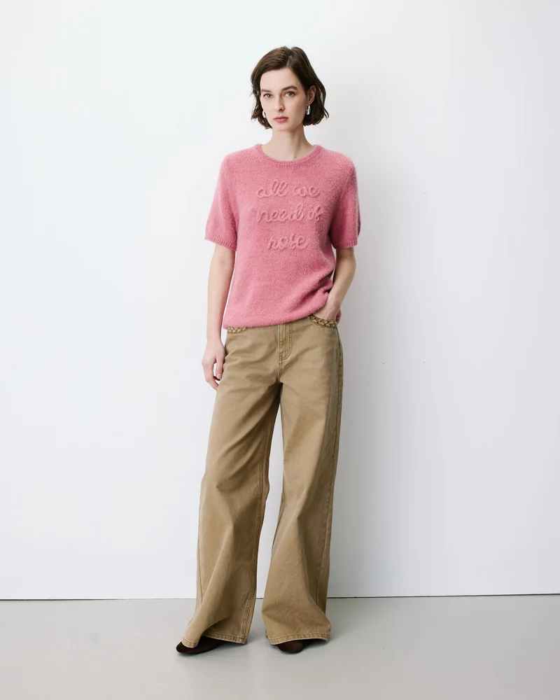 Pull manches courtes à message brodé blush Austyn