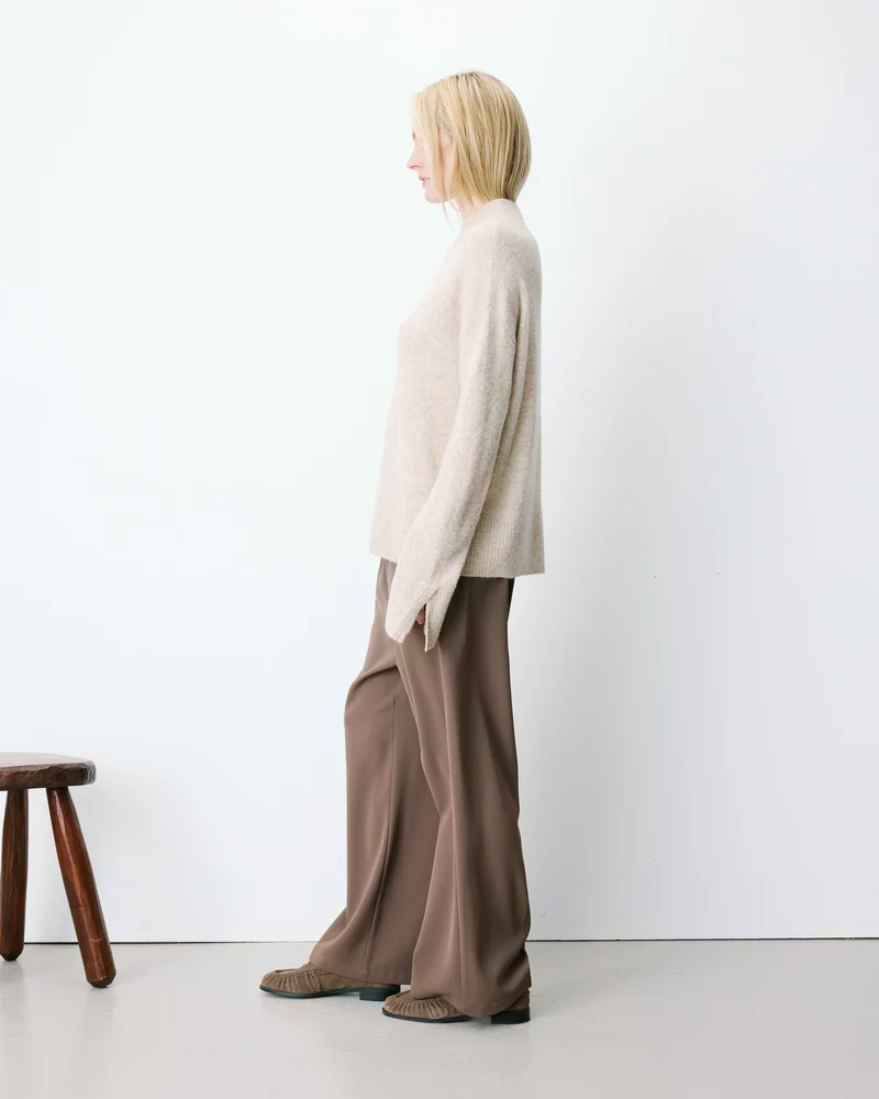 Pull large en maille jersey col montant sable Adelice