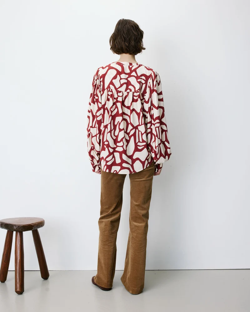 Blouse col V à imprimé géométrique terracotta Ambrine