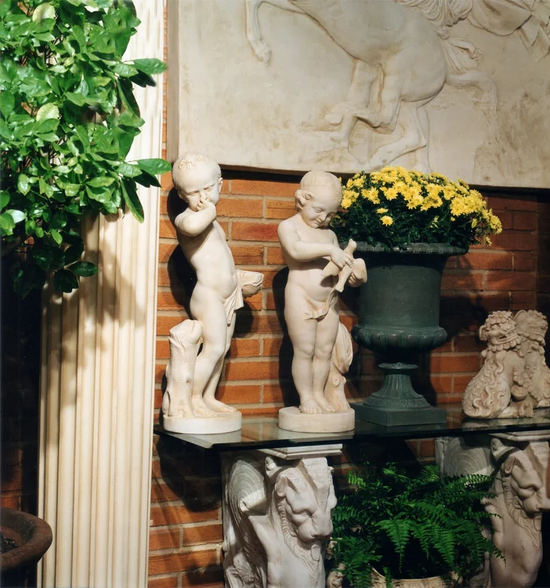 Statues néoclassiques des enfants - grande sculpture en marbre blanc