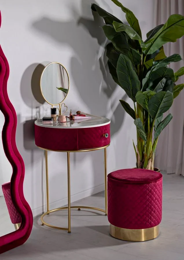Table de chevet rouge avec pouf assorti et plateau en marbre – Coiffeuse Velit