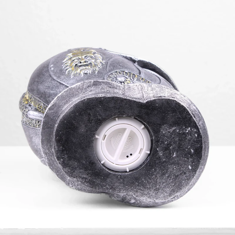 Tirelire en forme de casque médiéval de chevalier (Sculpture moulé à froid)