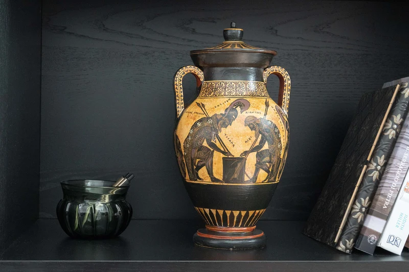 Urne Grecque à Figures Noires avec Scène Mythologique (Guerriers Grecs)