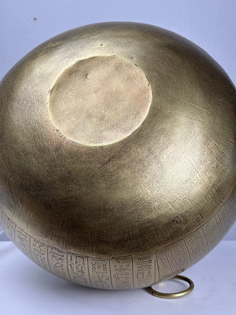 Vase égyptien avec hiéroglyphes (Métal)