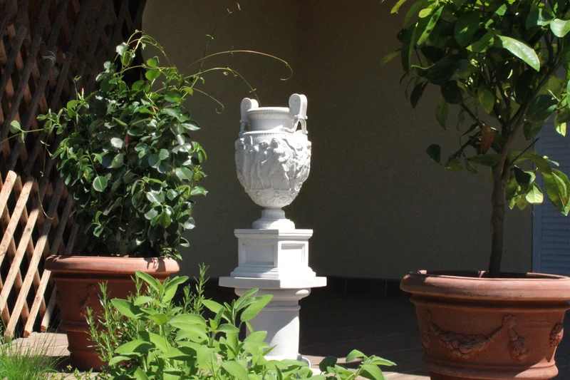 Vase Townley sur un Grand Piédestal - sculpture en marbre