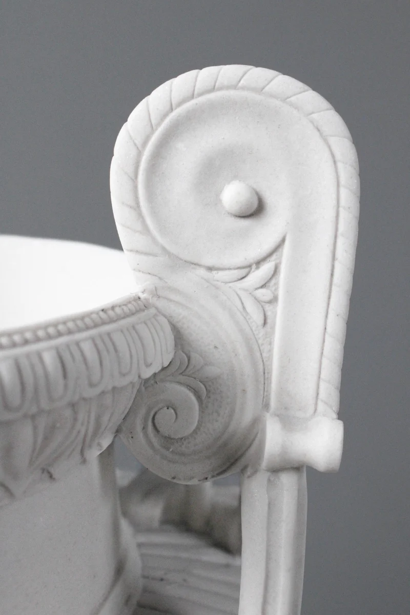 Vase Townley sur un Grand Piédestal Noir - sculpture en marbre