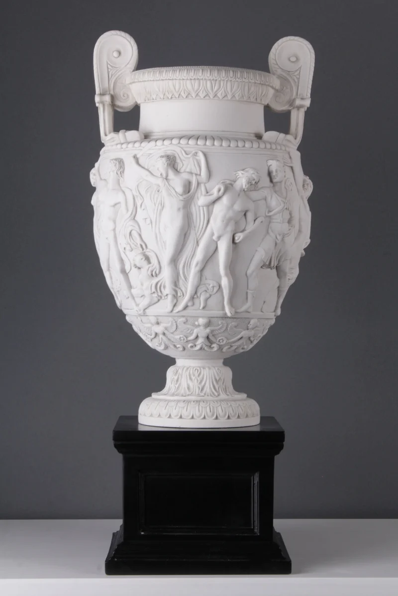 Vase Townley sur un Grand Piédestal Noir - sculpture en marbre