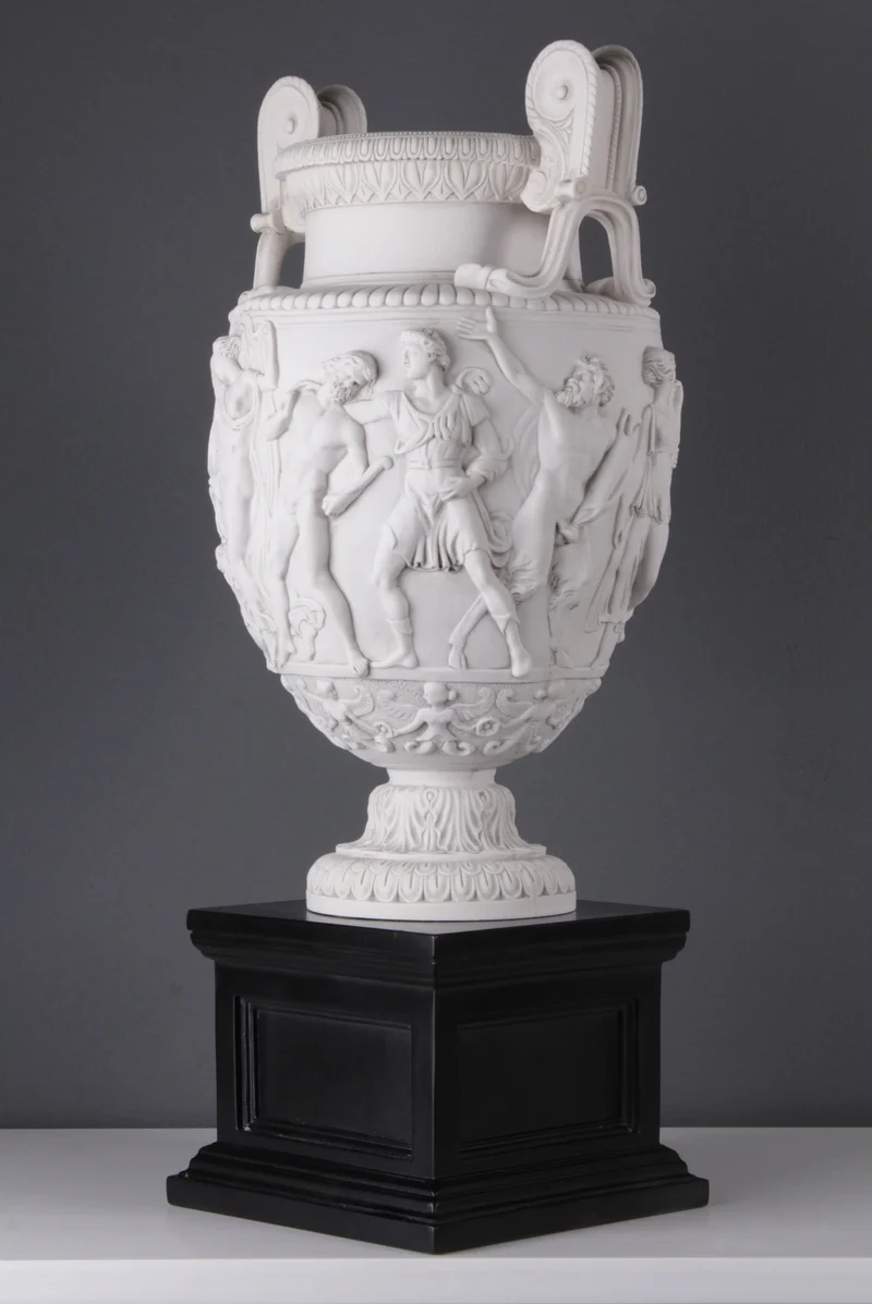 Vase Townley sur un Grand Piédestal Noir - sculpture en marbre