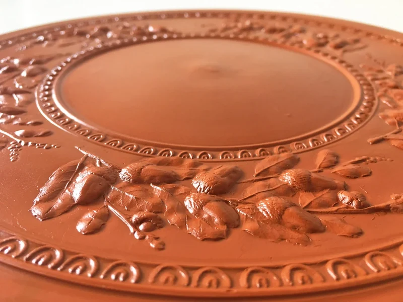 Assiette romaine ancienne avec relief des glands - céramique sigillée