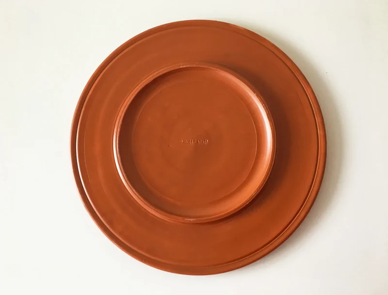 Assiette romaine ancienne avec relief des glands - céramique sigillée