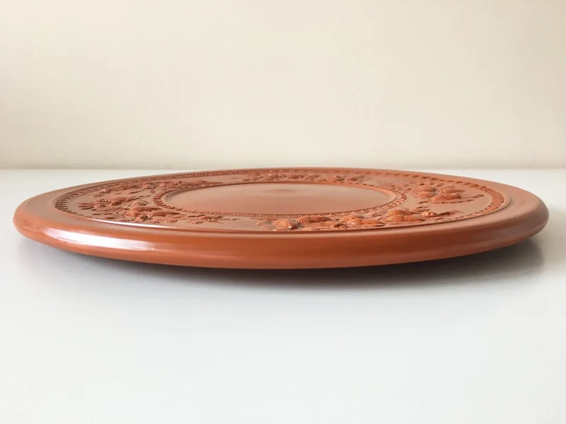 Assiette romaine ancienne avec relief des glands - céramique sigillée